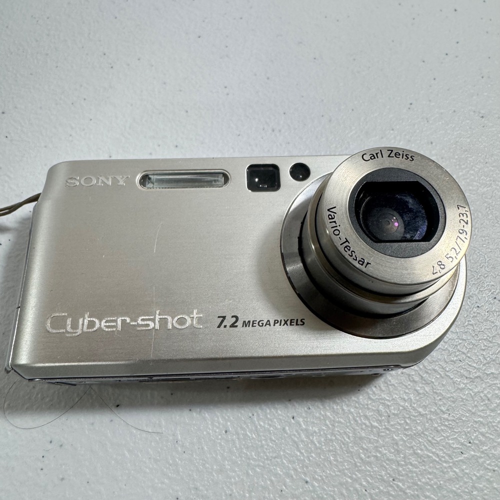Sony Cyber shot 7.2 Mega Pixels Digital Camera Silver Carl Zeiss Lens